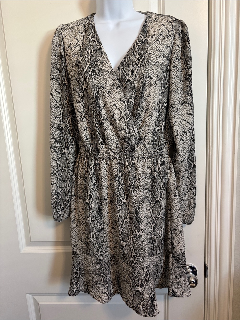 Banana Republic Snake Print Long Sleeve V-Neck Dress in Beige S